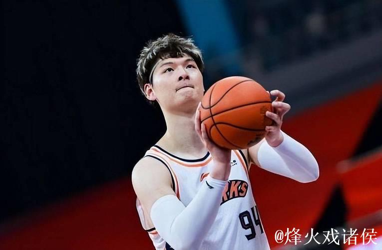 王哲林今夏真努力！体型精壮，罚球蜕变，新援牵制下有望暴走！